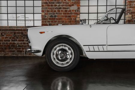 1960-Alfa-Romeo-Spider-2000_1