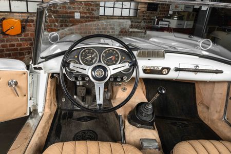 1960-Alfa-Romeo-Spider-2000_6