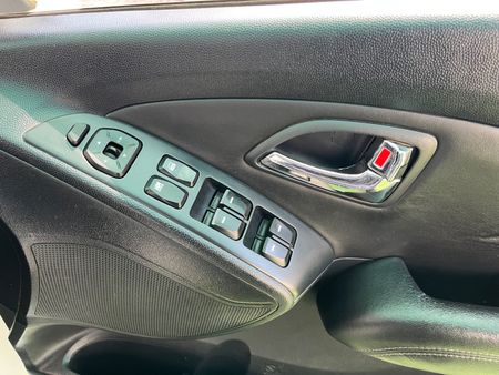 2013-Hyundai-ix35-20-GLS-Executive_12