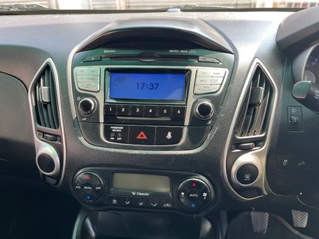 2013-Hyundai-ix35-20-GLS-Executive_14