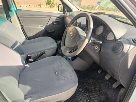 2022-Nissan-NP200-16_6