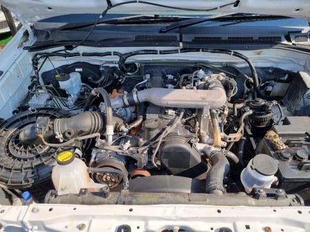 2015-Toyota-Hilux-25-D-4D-Single-Cab_11