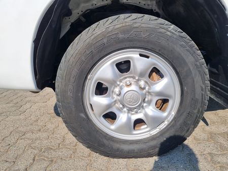 2015-Toyota-Hilux-25-D-4D-Single-Cab_12