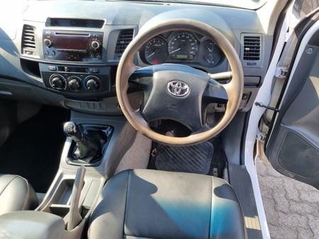 2015-Toyota-Hilux-25-D-4D-Single-Cab_3