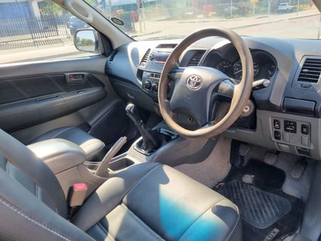 2015-Toyota-Hilux-25-D-4D-Single-Cab_4