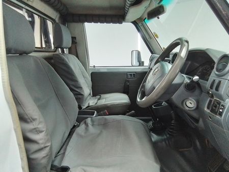 2011-Toyota-Land-Cruiser-79-42-D-Single-Cab_12