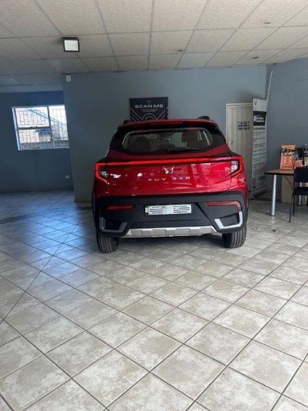 2025-Mahindra-XUV-3XO-12T-AX5-Auto_4