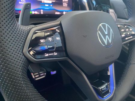 2025-Volkswagen-Golf-8-20-TSI-R-DSG_16