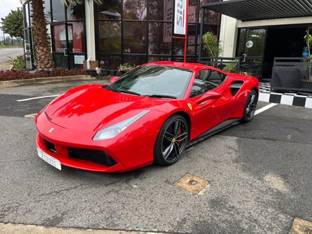 2016-Ferrari-488-GTB_0