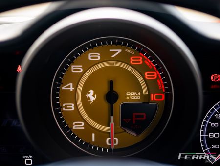 2016-Ferrari-488-GTB_13