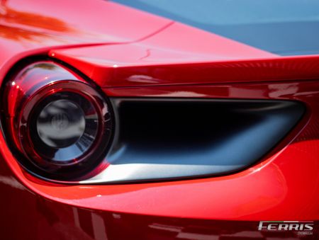 2016-Ferrari-488-GTB_27