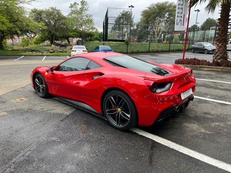 2016-Ferrari-488-GTB_2