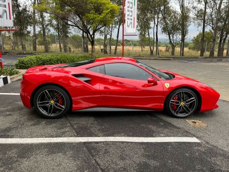 2016-Ferrari-488-GTB_3