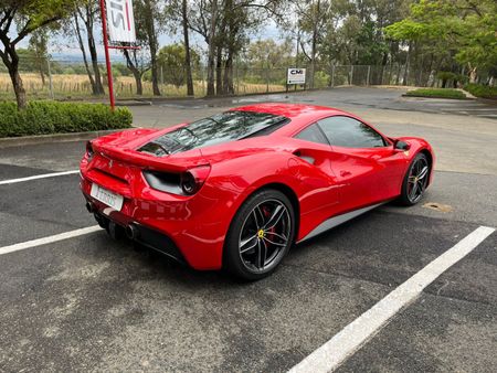 2016-Ferrari-488-GTB_5