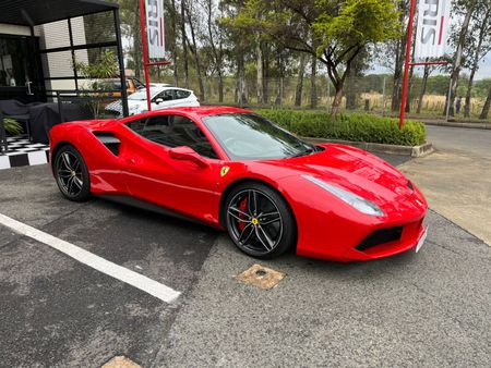 2016-Ferrari-488-GTB_6