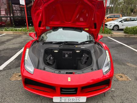 2016-Ferrari-488-GTB_7