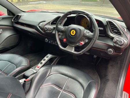 2016-Ferrari-488-GTB_8