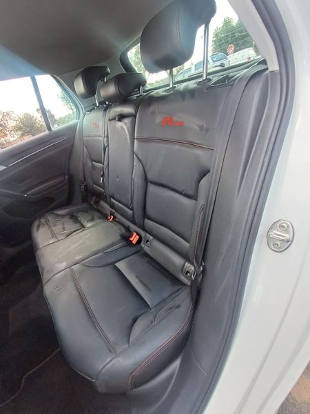 2016-Volkswagen-Golf-14-Rline_10