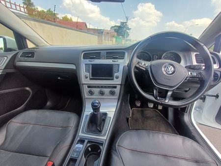 2016-Volkswagen-Golf-14-Rline_8