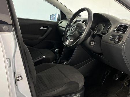 2012-Volkswagen-Polo-16-TDI-Comfortline-5-dr_9