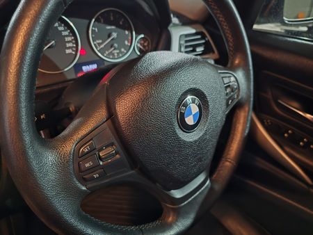 2012-BMW-3-Series-320d-Auto_5