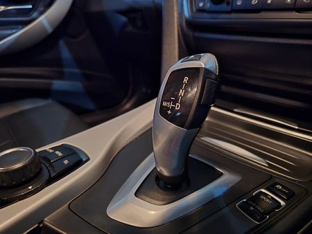 2012-BMW-3-Series-320d-Auto_7