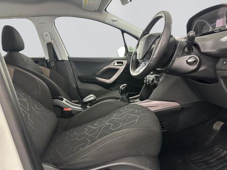 2015-Peugeot-2008-16-VTi-Active_13