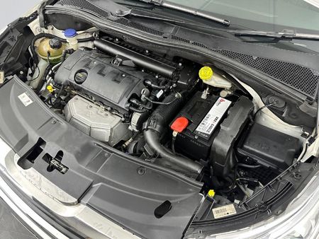 2015-Peugeot-2008-16-VTi-Active_16