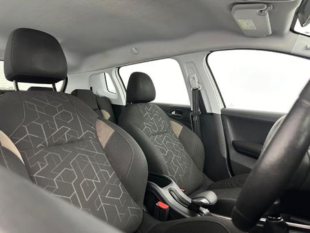 2015-Peugeot-2008-16-VTi-Active_18