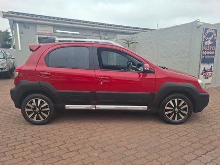 2015-Toyota-Etios-Cross-15-XS-5-dr_9