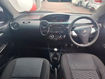 2015-Toyota-Etios-Cross-15-XS-5-dr_5