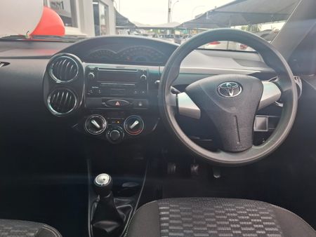 2015-Toyota-Etios-Cross-15-XS-5-dr_6