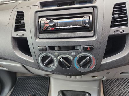 2009-Toyota-Hilux-20-VVTi-Single-Cab_9