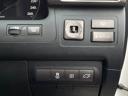 2013-Lexus-LX-570_10