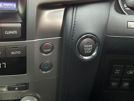 2013-Lexus-LX-570_11