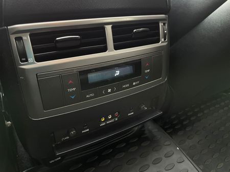 2013-Lexus-LX-570_13