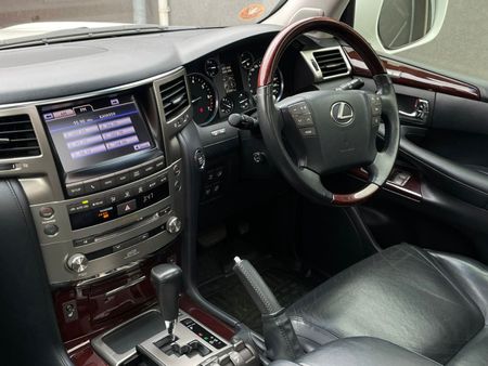 2013-Lexus-LX-570_14