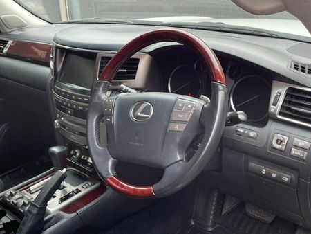 2013-Lexus-LX-570_15