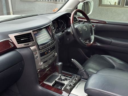 2013-Lexus-LX-570_16