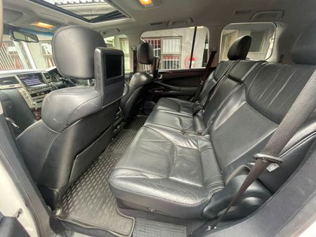 2013-Lexus-LX-570_19