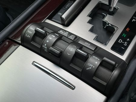 2013-Lexus-LX-570_21