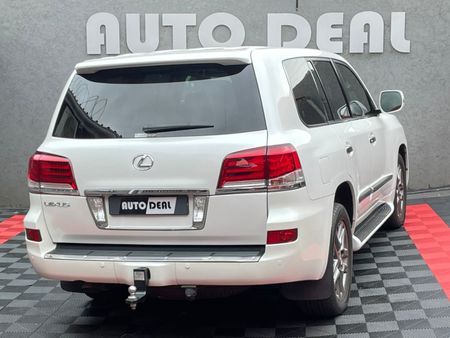 2013-Lexus-LX-570_3