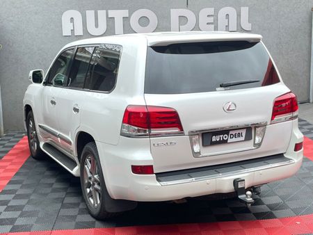 2013-Lexus-LX-570_4