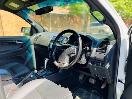 2022-Isuzu-D-Max-300-LX-4x4-Auto-Double-Cab_8