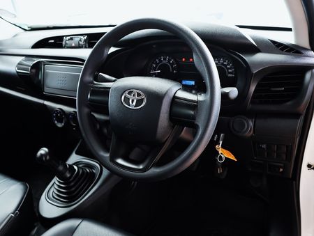 2025-Toyota-Hilux-20-VVTi-S-Single-Cab_16