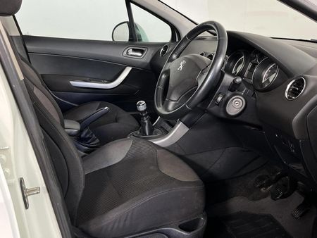 2012-Peugeot-308-16-HDi-Premium_9