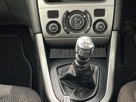 2012-Peugeot-308-16-HDi-Premium_10