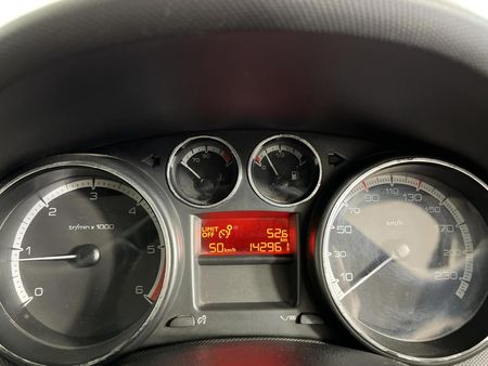 2012-Peugeot-308-16-HDi-Premium_2