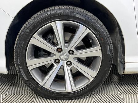 2012-Peugeot-308-16-HDi-Premium_4