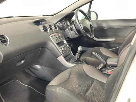 2012-Peugeot-308-16-HDi-Premium_8